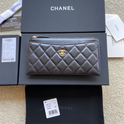 Chanel香奈兒 小香進口義大利羊皮 貨號:A84107 尺寸:w19.5×h10×d2 顏色:黑色羊皮金色鋼嘜
