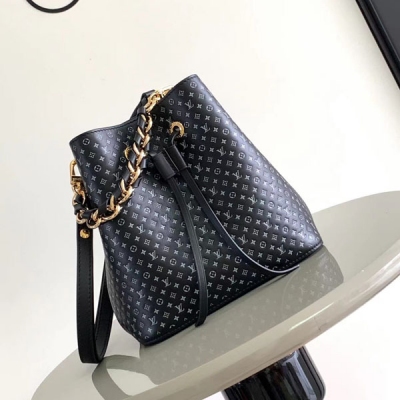 LV路易威登 LOUIS VUITTON LV路易威登 M22598 由柔軟牛皮革製成的 NeoNoé BB 水桶包，飾有 Nano Monogram 壓紋；迷你版 LV 標識與 Monogram 花卉圖案呈現輕柔的對比色效。可拆卸包鏈上的