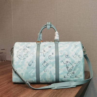 LV路易威登 高版新款 M22570 本款 Keepall Bandoulière 50 旅行袋取材 Monogram Aquagarden 帆布，令 Monogram 花卉和 LV 字母呈現立體水滴觀感，浮現