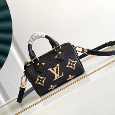 LV路易威登 M81625 M81457 本款 Nano Speedy 手袋取材 Monogram Empreinte 壓紋皮革，濃縮 Speedy 手袋的經典構型，並經過專業工藝呈現浪漫星空般的盈盈微光，宣示