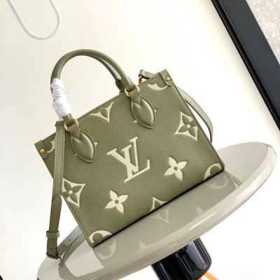 LV路易威登 M45661 M45653手袋最新來襲 本款 Onthego mini購物包將 Monogram 大圖案將展示得淋漓盡致，大字母壓印於柔軟粒面牛皮，其充裕內裡可容納筆記型電腦及其他辦公用品，長短手