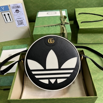 GUCCI古馳 GG作為adidasxGucci聯名系列之一，這款Ophidia系列肩背包飾有Trefoil貼飾，融匯兩個品牌豐富且歷史悠久的典藏元素，adidasxGucci聯名系列在三根線條的組合中承襲品牌歷史及標誌性設計語言。創作總監