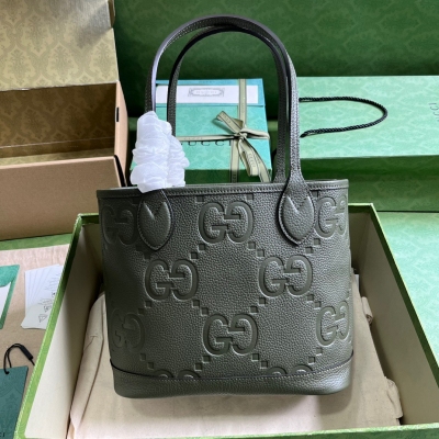 GUCCI古馳 超級雙G小號托特包。Gucci將歷史傳承、創造力和創新精神轉化為豐富多彩的品牌系列。從主打單品到個性配飾，從日常穿搭到特殊場合服飾，品牌鍾愛的各式圖案為全新皮具作品增色添彩。這款大號托特包以綠色超級雙G皮革匠心打造，煥新演繹