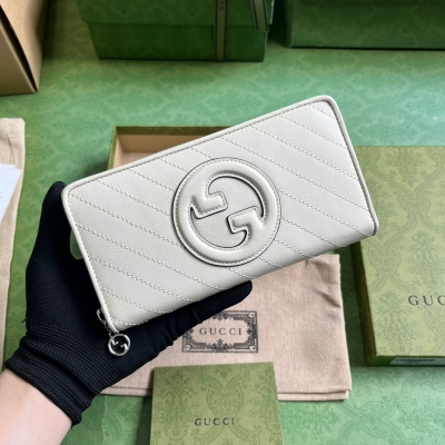 GUCCI古馳 Blondie系列全拉鍊錢包。Gucci Blondie系列以品牌頗為大膽的一款圖案搭配同色調皮革設計，處處散發著含蓄內斂的氣息。該系列匠心融蘊圓形幾何風格互扣式雙G，盡展Gucci現代美學設計。在這款白色皮革全拉鍊錢包上，