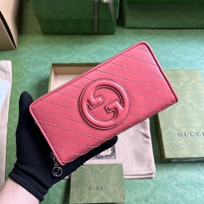 GUCCI古馳 Blondie系列全拉鍊錢包。Gucci Blondie系列以品牌頗為大膽的一款圖案搭配同色調皮革設計，處處散發著含蓄內斂的氣息。該系列匠心融蘊圓形幾何風格互扣式雙G，盡展Gucci現代美學設計。在這款白色皮革全拉鍊錢包上，