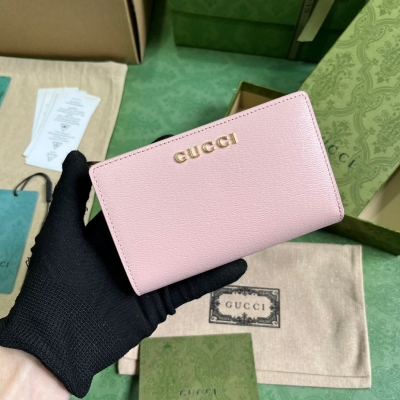 GUCCI古馳 飾手寫體Gucci標識全拉鍊錢包。經典作品和設計每一季都會透過Gucci視角煥新演繹，並以精緻面料和精美細節彰顯卓越品質。在這款錢包上，吸睛亮眼的手寫體Gucci標識細節點綴于包身正面，為這件單品注入一抹柔和的品牌標識魅力。