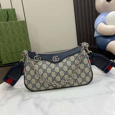 GUCCI古馳 新品 Ophidia系列小號手袋（配斜挎肩帶）。GG標識由20世紀30年代的Gucci鑽石菱格紋演化而來，並從此成為Gucci的傳統象徵。全新Ophidia系列中的這款小號手袋在設計中融入這一高辨識度圖案。雙G配件令整款造型