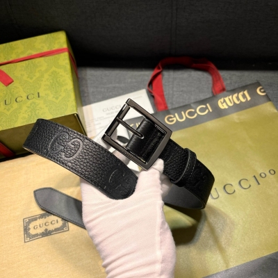 GUCCI古馳 古奇，3.5cm 寬 各式百搭單品繼續為Gucci 2024早春系列添姿加彩。這款亮眼吸睛的腰帶以GG橡膠效果皮革匠心打造，配以方形鈀金色調腰帶扣，為日常造型注入別樣魅力。黑色超級雙G皮革 鈀金色調配件 方形搭扣。