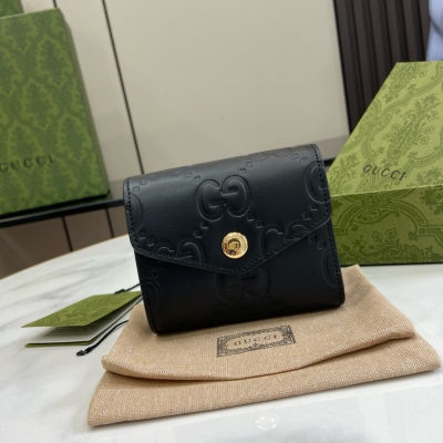 GUCCI古馳 新品 GG中號錢包。品牌創始人Guccio Gucci先生的姓名首字母縮寫為皮革配飾增色添彩，將現代感十足的小皮具與Gucci深厚的設計傳承融為一體。富有紋理感和光澤感的經典GG圖案為這款雅致的黑色中號錢包注入別樣風采。黑色