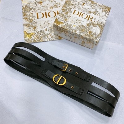 Dior迪奧 2023新款腰封優雅而經典，巴羅克風情，彰顯 Dior 非凡的精湛工藝。採用黑色光滑牛皮革精心製作，系帶搭配淺金色飾面金屬針扣和 CD腰帶扣提升格調。時尚優雅，可為各式休閒高雅的裝扮增添層次感。寬度10.5cm 碼數70、75