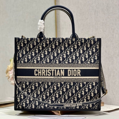 Dior迪奧 蘭D刺繡拼皮配肩帶 大號 Dior book tote 購物袋 這款Book Tote手袋靈感來自女裝創意總監瑪麗亞·嘉茜婭·蔻麗（Maria Grazia Chiuri）是體現Dior審美的主打產品。可收納各種日常用品，全新