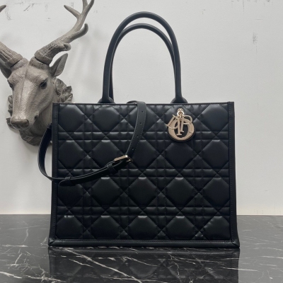 Dior迪奧 新款tote（肩帶） 這款 Dior 手袋是 Dior 全新推出的主打單品，於二零二三秋冬成衣系列發佈秀精彩亮相，彰顯現代優雅的實用設計。採用黑色牛皮革精心製作，飾以立體感藤格紋圖案，全新演繹 Dior 的經典圖案。內部空間寬