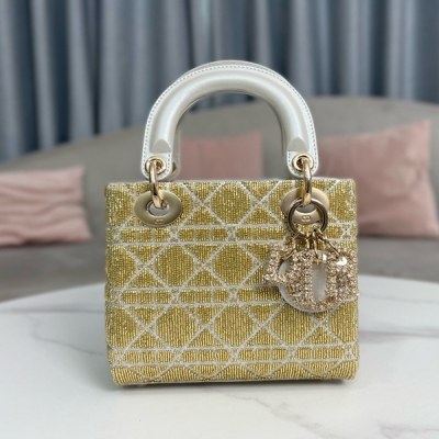 Dior迪奧 Lady Dior 三格刺繡珠管金色 內裡配進口羊筋，限量水晶吊飾，手袋集中體現了 Dior 對典雅和美麗的深刻洞見。金屬光澤羊皮革精心製作，以珠飾刺繡打造標誌性的藤格紋圖案，搭配D.I.O.R.吊飾提升格調。小號款式，可收納