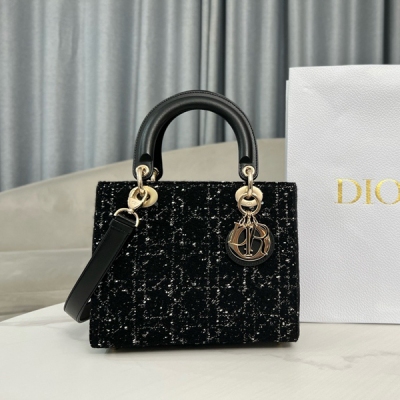 Dior迪奧 Lady Dior 五格黑色粗花呢效果紋理面料精心製作，飾以不同效果線繡打造的藤格紋圖案，提升格調。淺金色飾面金屬D.I.O.R.吊飾為精美的輪廓增添一分靈動。中號款式，搭配可拆卸的鏈條肩帶，可手提或斜挎。可拆卸鏈條肩帶，內部