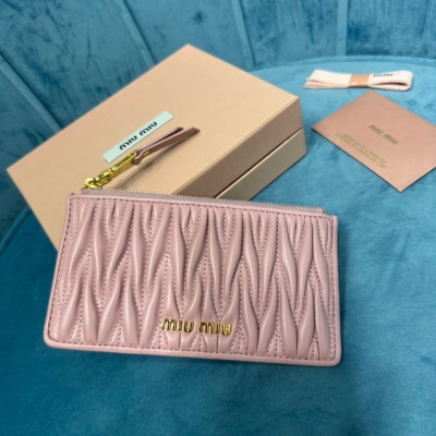 Miu Miu pocket wallet新款錢夾，型號：5MB006頂級進口小羊皮材質Matelasse花紋圖案，拉鍊拉合，內裡miv標識燙字背面六個卡槽，尺寸：8X15，配原版包裝