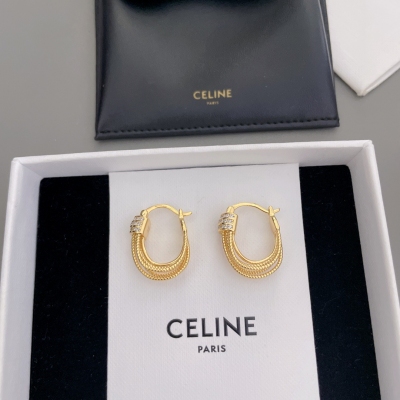 Celine 捆線耳環！時尚又簡約，又很有創意的設計，非常仙，非常柔美，落落大方！因為極其簡單的設計，越是要做好，才有那種復古港風味道出來，一股中古風Vintage范，極簡而不簡，個性時髦氣質，非常適合日常搭配！配包裝