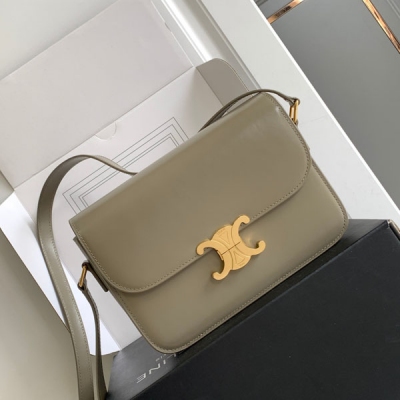 Celine Triomphe手袋 全新凱旋Box系列，以雙C標誌為重點扣飾承襲Classic精髓，簡潔俐落方型輪廓與微光小牛皮，內裡搭配小羊皮，全鋼復古凱旋門扣，盡顯復古典雅氣韻。尺寸：22 X 16.5 X 7cm。