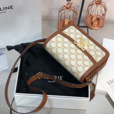 Celine Triomphe手袋 全新凱旋Box系列，以雙C標誌為重點扣飾承襲Classic精髓，簡潔俐落方型輪廓與微光小牛皮，內裡搭配小羊皮，全鋼復古凱旋門扣，盡顯復古典雅氣韻。尺寸：22 X 16.5 X 7cm。