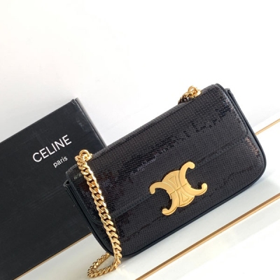 Celine 2024S 新品 工藝亮片凱旋門鏈條包 全新黑色亮片材質完全就是給時髦精的造型加分利器 光線下blingbling的光澤就一整個“夜空中最亮的星” 搭配標誌性復古凱旋門鎖扣 貴氣十足 精緻感滿分 又酷又颯 可甜可鹽 容量也不小