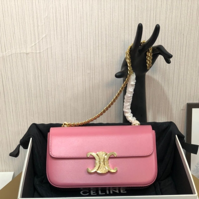 Celine 2024新品 小號亮澤牛皮革鏈條包 金屬鏈條腋下包也很絕 搭配標誌性復古凱旋門鎖扣 貴氣十足 精緻感滿分 又酷又颯 可甜可鹽 容量也不小 手機口紅氣墊鑰匙通通可以放 牛皮革搭配羊皮革襯裡，肩背，搭配TRIOMPHE 金色鏈條