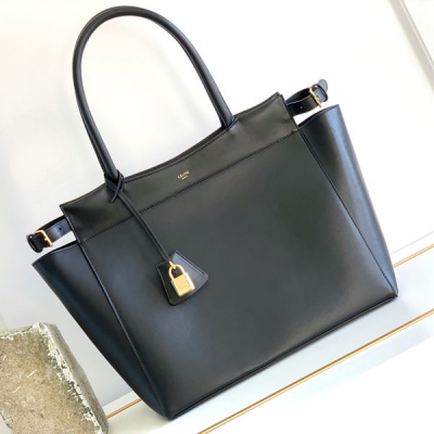 Celine 2024新品 CABAS 中號光滑小牛皮托特包 設計簡約 微扇形調節敞口 黑色小牛皮帶小金鎖 日常通勤必備款 包包容量大 完全滿足日常出行 休閒百搭 牛皮革，絨面襯裡，肩背手提，拉鍊鎖閉，內裡側邊拉鍊口袋旁邊配置扁平口袋 尺寸