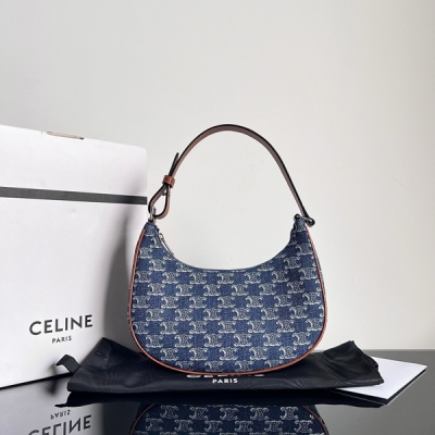 Celine 新款腋下包AVA通體TRIOMPHE丹寧系列，牛仔布印花和牛皮革手袋DENIM/SILVER，尺寸：24.5 X 17 X 9cm，織物，牛皮革包邊，織物襯裡，銀色飾面，肩背和手提，拉鍊鎖閉，1個內側扁平口袋