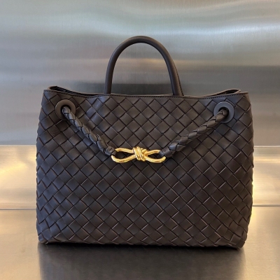 BV Bottega Veneta 2023春夏新款Andiamo手袋 眾多明星同款 經典的全身皮革編織搭配金色繩結扣 夠沉穩也夠瀟灑 整體皆由Nappa羊皮革製成 舒適柔軟且富有動感 可滑動的金屬繩結扣可以調整肩帶，單肩/手伶/斜挎 多種