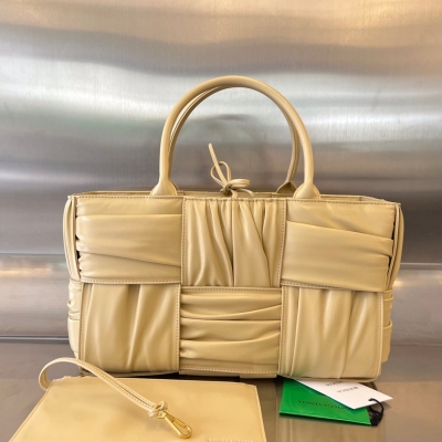 BV Bottega Veneta 2023新款來襲729043 小號 Arco 褶皺款，將品牌經典intercciato 皮革編織設計放大，加褶皺小細節 果然秀款不會讓人失望，包身由牛皮製成 手感柔軟細膩 容量特大 輕鬆放下大手機，褶皺的