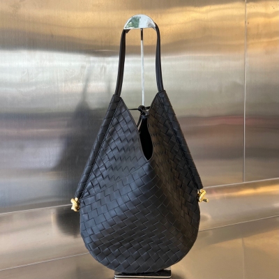 BV Bottega Veneta 2023早秋系列 十分之隨性慵懶風格造型 編織工藝的美 超越時尚的奢華是極簡！柔軟舒適羊皮 自帶高級質感，立體有型。兩邊側面五金點綴 兼具了實用性和時髦感 也是一款經典大包，無明顯logo低調又有質感的經