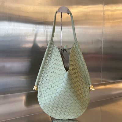 BV Bottega Veneta 2023早秋系列 十分之隨性慵懶風格造型 編織工藝的美 超越時尚的奢華是極簡！柔軟舒適羊皮 自帶高級質感，立體有型。兩邊側面五金點綴 兼具了實用性和時髦感 也是一款經典大包，無明顯logo低調又有質感的經