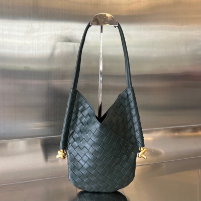 BV Bottega Veneta 2023早秋系列 十分之隨性慵懶風格造型 編織工藝的美 超越時尚的奢華是極簡！柔軟舒適羊皮 自帶高級質感，立體有型。兩邊側面五金點綴 兼具了實用性和時髦感 也是一款經典大包，無明顯logo低調又有質感的經