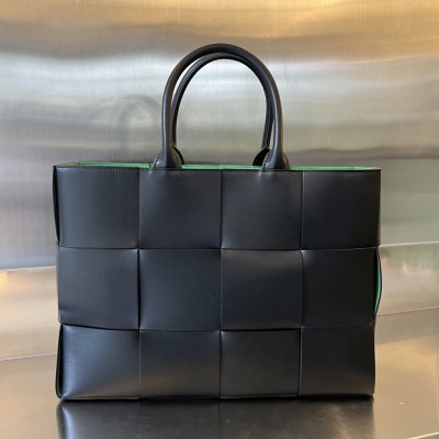 BV Bottega Veneta 2023早春新品 Arco Tote 手拿包 中號Intreccio編織皮革托特手袋 單個可拆卸內部拉鍊口袋 內襯是複合絨面革 一看便愛上了 體態輕盈 小牛皮革質感柔滑 重要的東西也有收納空間 高級感十足