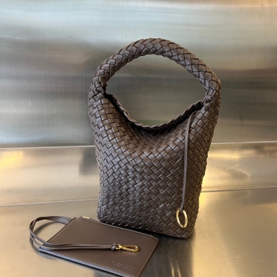 BV Bottega Veneta Cabat Bucket 水桶包。經典編織工藝”是品牌不可或缺的標誌性，細緻入微的編織工藝不僅令桶包展現高級感，更為其增添了靈動感，散發著簡約又典雅的美感，以柔軟細膩的羊皮質感而成，輕盈舒適，處處透露著高