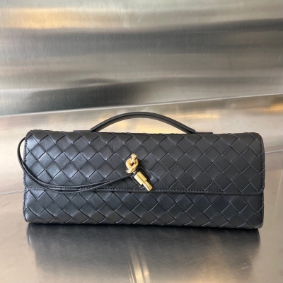 BV Bottega Veneta Clutch 長款手拿包 配有提手，手拿包的設計體現了精緻與高級的品味 採用精緻工藝intreccio編織羊皮革，即可手拿也可手提或夾腋下 金屬繩結點綴 散發出氣質與高貴，內裡配有拉鍊隔層，是你日常生活的