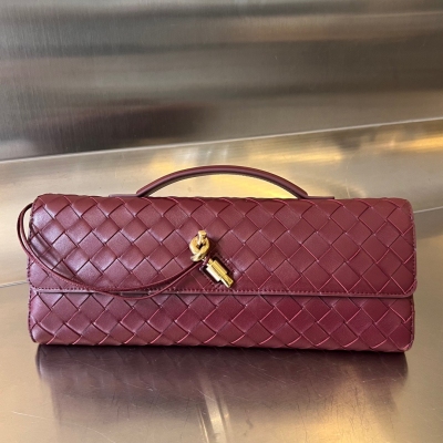 BV Bottega Veneta Clutch 長款手拿包 配有提手，手拿包的設計體現了精緻與高級的品味 採用精緻工藝intreccio編織羊皮革，即可手拿也可手提或夾腋下 金屬繩結點綴 散發出氣質與高貴，內裡配有拉鍊隔層，是你日常生活的