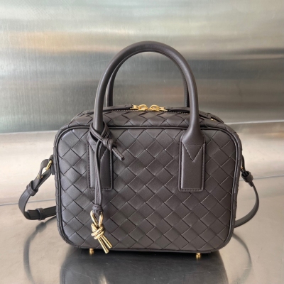 BV Bottega Veneta 2024早春新款Getaway可愛萌萌公事包 包身小巧精緻，背法百變，可lady.可甜妹 採用羊皮革編織工藝打造，配有可調節可拆卸肩帶，底部帶底釘不怕皮革磨傷，黃銅繩結吊飾，復古軟萌，包包自重很輕 容量還