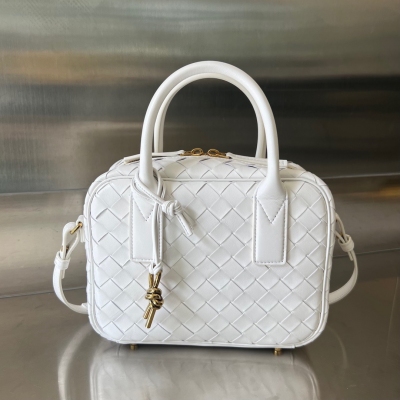 BV Bottega Veneta 2024早春新款Getaway可愛萌萌公事包 包身小巧精緻，背法百變，可lady.可甜妹 採用羊皮革編織工藝打造，配有可調節可拆卸肩帶，底部帶底釘不怕皮革磨傷，黃銅繩結吊飾，復古軟萌，包包自重很輕 容量還