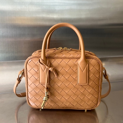 BV Bottega Veneta 2024早春新款Getaway可愛萌萌公事包 包身小巧精緻，背法百變，可lady.可甜妹 採用羊皮革編織工藝打造，配有可調節可拆卸肩帶，底部帶底釘不怕皮革磨傷，黃銅繩結吊飾，復古軟萌，包包自重很輕 容量還