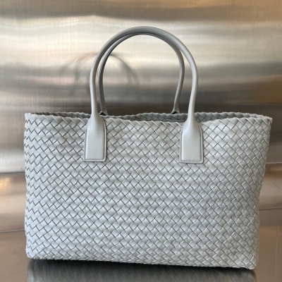 BV Bottega Veneta 新品Cabat大號購物袋來啦！最為經典的包包 帶你回到了最初的模樣 傳統的編織帶原皮原味的包工匠製作 超柔軟有質感 沒有Logo 但卻一眼認出它 這就是Bv粉一直都沉澱不出來的原因 想要低調有質感 輕便能