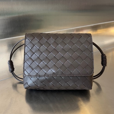 BV Bottega Veneta 新款迷你斜挎包 包包的intrecciato編織工藝 一眼便知是獨屬於 Bottega Veneta 翻蓋配古銅五金按扣開合，內裡雙隔層和一個拉鍊安心隔 滿足精緻girl容量需求 可滑動肩帶 斜挎/單肩隨