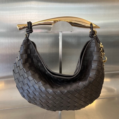 BV Bottega Veneta 2024早春新品 鏈條SARDINE 升級版鏈條肩帶 別致又高級，展現出都市女性的時尚品味！金屬的把手和經典編織結合在一起 藝術感和優雅時髦完美融合 通過精美的工藝 鑄造全新的沙丁魚造型手柄，黃銅材質畫龍