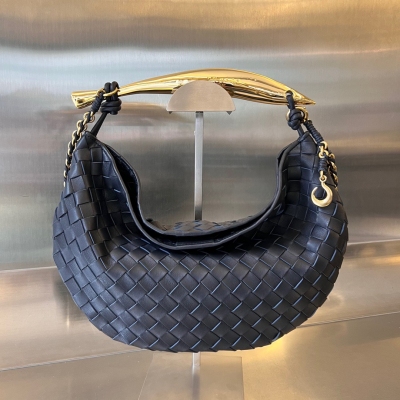 BV Bottega Veneta 2024早春新品 鏈條SARDINE 升級版鏈條肩帶 別致又高級，展現出都市女性的時尚品味！金屬的把手和經典編織結合在一起 藝術感和優雅時髦完美融合 通過精美的工藝 鑄造全新的沙丁魚造型手柄，黃銅材質畫龍