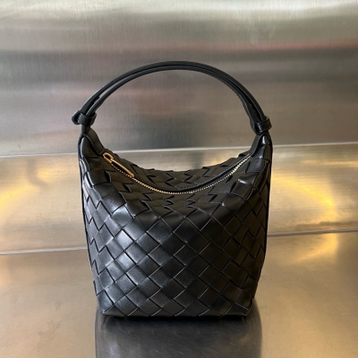 BV Bottega Veneta Wallace肩背便當包 拎上就走的一款飯盒包 經典的intrecciato編織工藝而成 體現了bottega的匠人精神 整個包身採用頂級的小牛皮 光澤度極強 小小的包型可愛也精緻 內裡容量也很足 可手拎