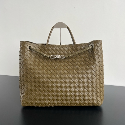 BV Bottega Veneta 2024春夏新款Andiamo手袋 眾多明星同款 經典的全身皮革編織搭配金色繩結扣 夠沉穩也夠瀟灑 整體皆由Nappa羊皮革製成 舒適柔軟且富有動感 可滑動的金屬繩結扣可以調整肩帶，單肩/手伶/斜挎 多種