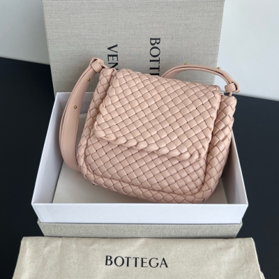 BV Bottega Veneta 秋冬新品Mini COBBLE 肩背包 經典的細編織回歸啦！ 回味不一樣的風格和回憶 同樣採用標誌性的intrecciato編織皮革工藝以及柔軟的小羊皮製成，設計風格簡約，優雅 俐落 凹顯極具格調的設計巧