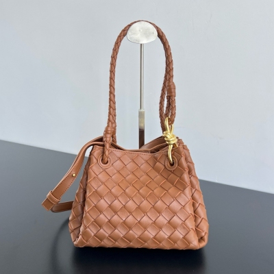 BV Bottega Veneta 新款intrecciato編織皮革肩背包 搭配可拆卸斜肩帶 內裡自帶一個mini小包 外觀保留BV編織獨特的設計 降落傘包是一款未見到實物就心動的包包 小小金色knot點綴充滿了簡約高級感 滿足你不同場合