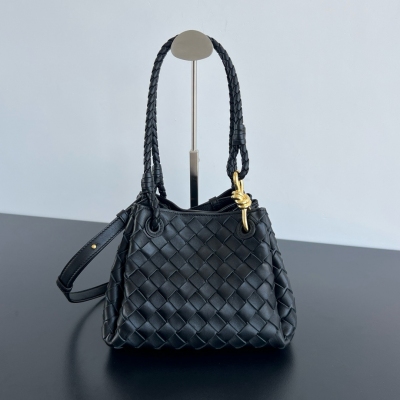 BV Bottega Veneta 新款intrecciato編織皮革肩背包 搭配可拆卸斜肩帶 內裡自帶一個mini小包 外觀保留BV編織獨特的設計 降落傘包是一款未見到實物就心動的包包 小小金色knot點綴充滿了簡約高級感 滿足你不同場合