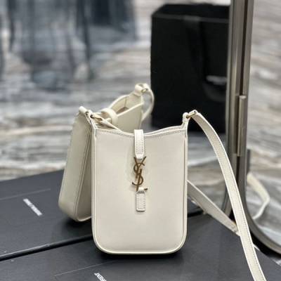 YSL聖羅蘭Yves Saint Laurent SLP 白色 LE 5A7系列新成員 手機包 強烈推薦這款迷你手機包 對於覽包無數的時髦精 安利這種設計精緻小巧 輕鬆凹造型極簡外形+金屬logo扣開合設計！實用又時髦 是日常搭配率蠻高