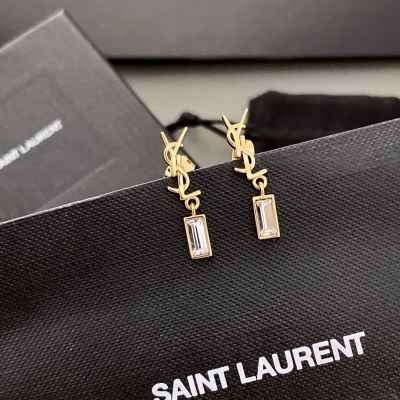 YSL聖羅蘭Yves Saint Laurent 吊長方鑽耳釘，絕對的爆款一眼心動啊 太絕美啦經典的設計又讓人眼前一亮！強烈推薦！正品單只出售，我們家回饋新老代理配包裝！妥妥的寵粉福利進行到底！再窮也要買系列，你絕對值得擁有！誰戴誰好看