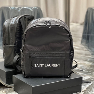 YSL聖羅蘭Yves Saint Laurent 尼龍背包袋 耐磨耐造的拋光尼龍布料 輕便時尚 包包容量非常大 手拎或者單肩挎著 都很大氣 簡約又高級的潮流高冷範 型號：623698 尺寸：32×37×6cm